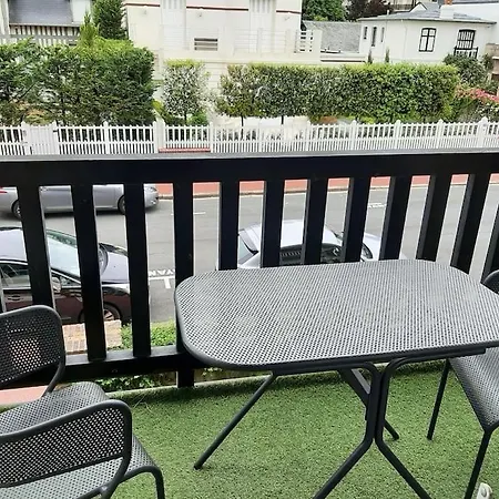 En Bord De Apartment *